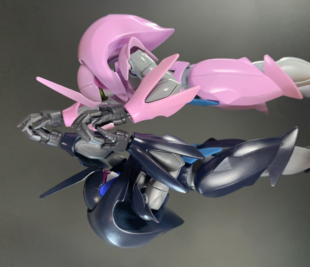 製作途中は楽しかったんですが写真撮影に入って女の子の双子の構図探しながらポージングさせいてふと、オレは何をしてるんだ?なんでいい歳のおっさんが女の子のイラスト見ながらプラモいじってるんだ?とプラモデル製作で初めて自分を見失いそうになりました笑