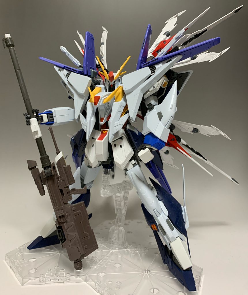 第2段階この頃はあるコンペに参加するため、そのレギュレーションとしてまだ背中がストライカーパック対応になっていた状態で、マニューバストライカーを背負わせてみたら「これええやん!」となって満足していた頃の写真です😂ただ、マニューバストライカーそのまま過ぎたので、本体のようにミキシングしてみたい欲が捨てきれず、ここからまたしばらく低迷期に入ります🙃