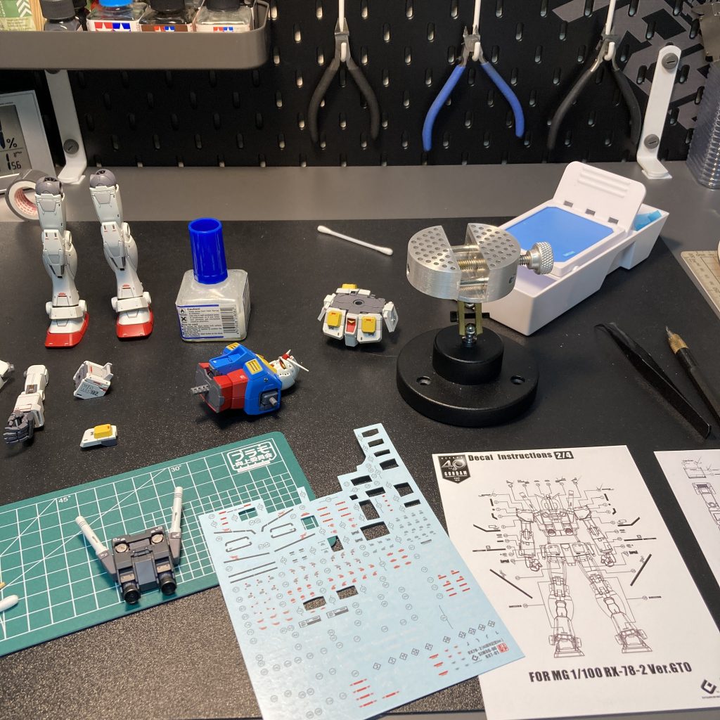 デカールは全部貼るとゴチャつきそうだったので、少し控えめにしてみました。