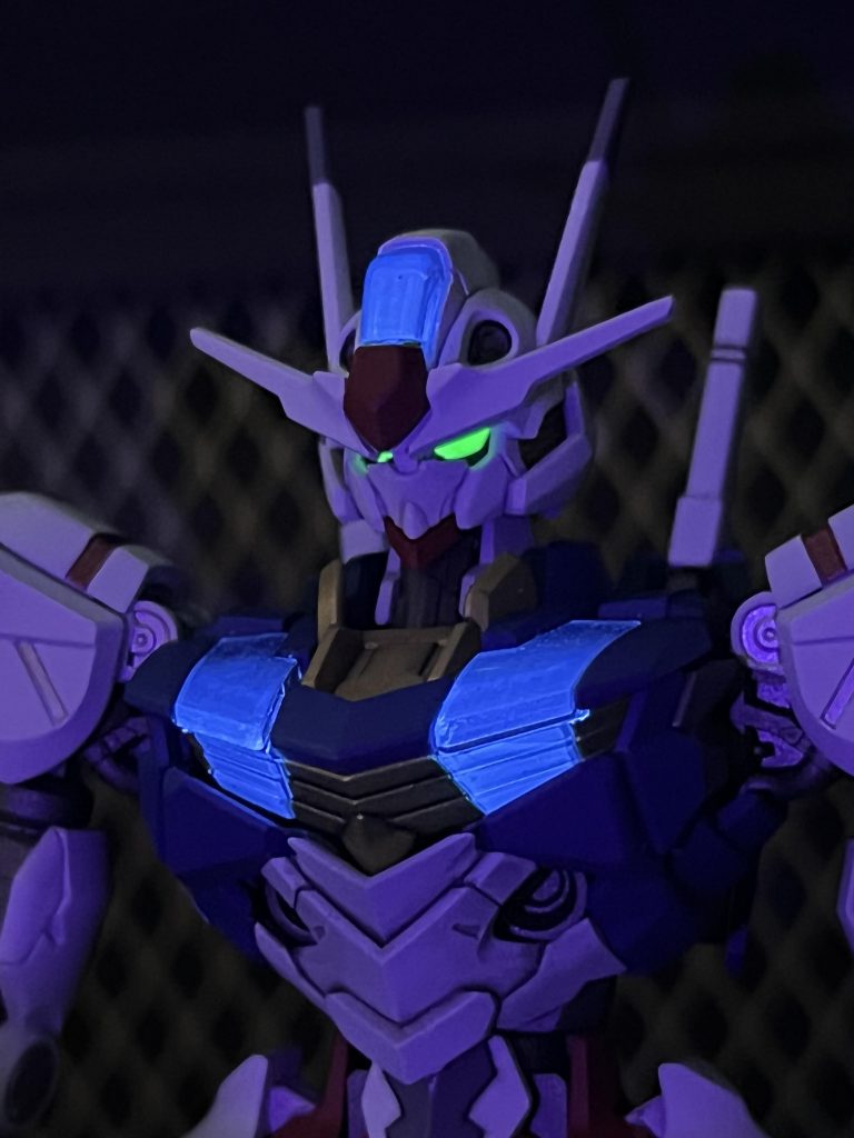 茶番は置いといて、やっと蛍光クリアーを手に入れたので、早速クリアパーツに塗ってみました。これはもう最高ですね。撮影すると発光が勝ちますが、肉眼だと内部シールの模様がちゃんと見えます。これはもう最強ですね。