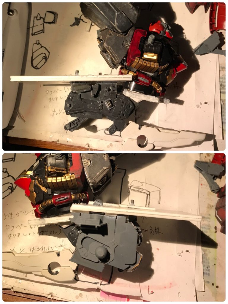 製作第3段回目最近になり、やはりジオングっぽくしたくて改造にとりかかりました。(写真上)RGジオングの様な腰が前に出るポージングができるようにしたいので、プラ板で腰部にシャシーを作りそこにEX-Sの膝関節を使い、腰から下を前に可動できるようにしました。MGは重いからどうしようかと思いましたがEX-Sの膝関節は硬いので問題は解決しました。(写真下)EX-Sの脚の両側にサザビーに股関節を半割にして両サイドに接続しました。これで大型バーニアも自在に動くのでポージングに表情がつけれます。