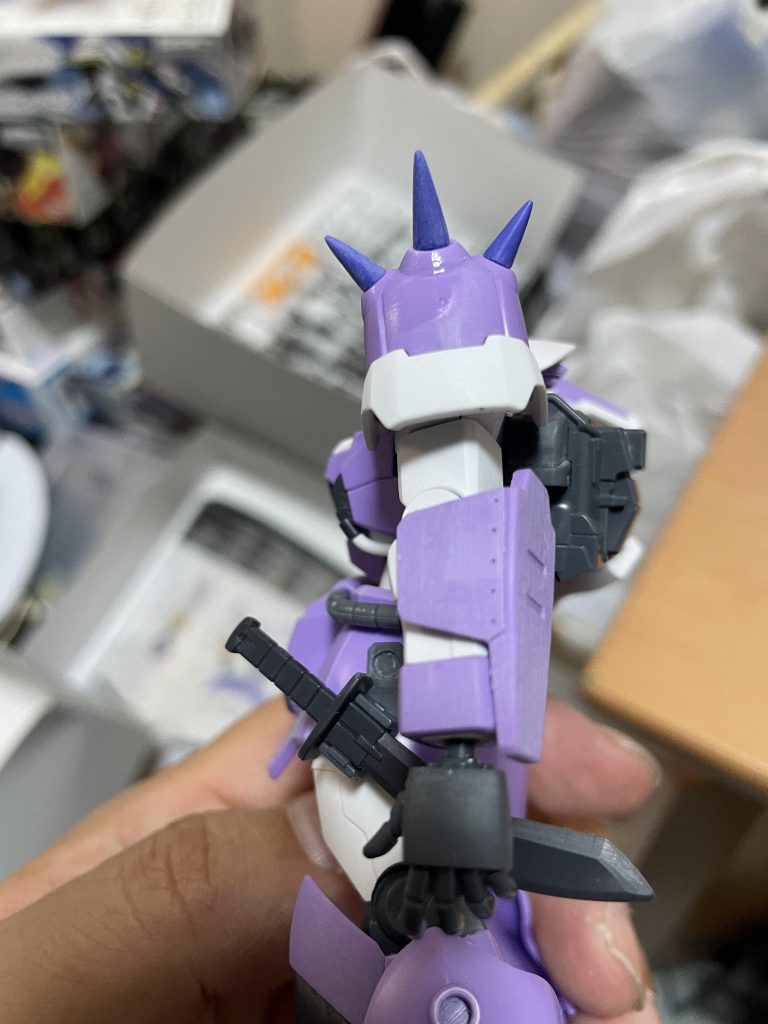 ショルダーアーマとスナイパーライフルは簡単に合わせ目消しが出来そうなのでやってます。