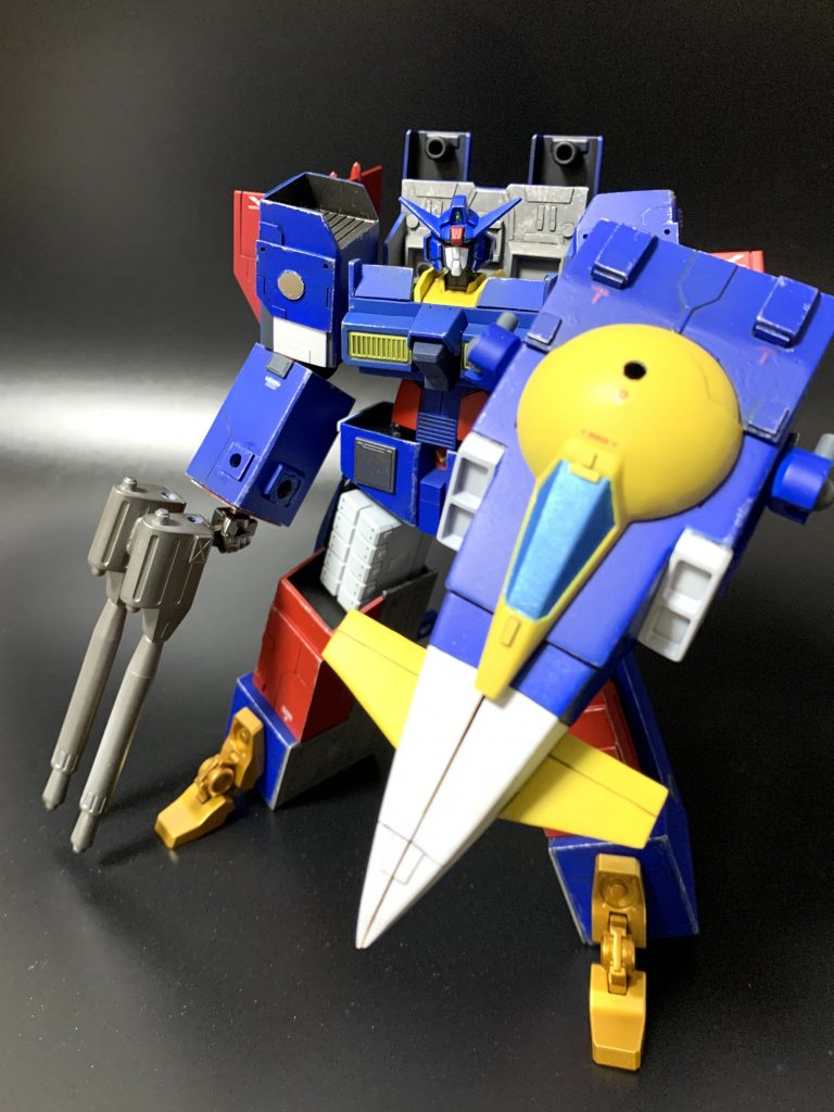 ノーズシールド！大事な機首部分をシールドにするなんて…けど、持て余した機首をシールドにするのは変形合体ロボの昔からのお家芸です。さて今回はここまでですが、この Gファイター、全身に未使用の3㎜穴や、分割線が沢山あります。次回に続きます！