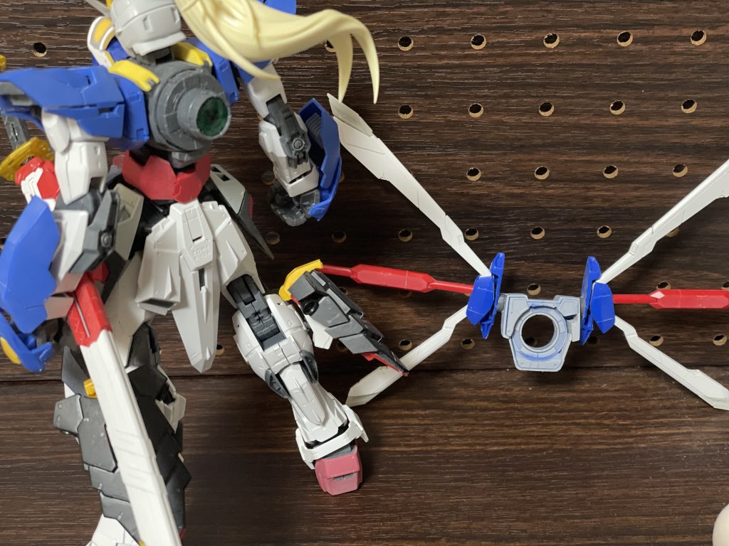 ミキシングプロセス。羽根はRGゴッド、胸はMGゴッド、それ以外はSEED、ダブルオー系のみでゴッドらしいフォルムを構成しました。胴体はクアンタの構造を活かしているため、LEDユニット取り付けやフルセイバーの装備も可能です。