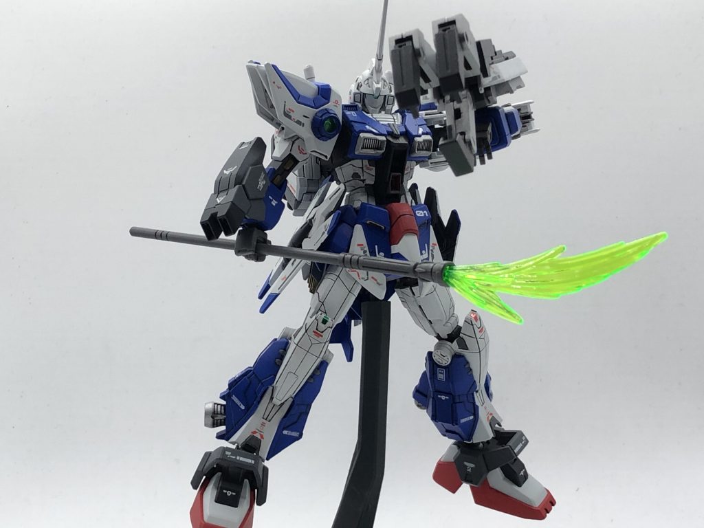 ガントレット右腕にガントレットを装備。ドラゴンハング使用時の防御兵装。