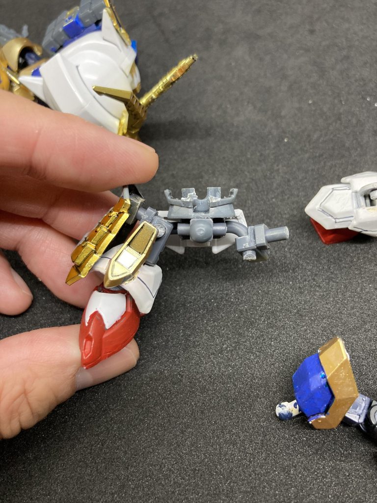 関節に関してはなるべく股関節~下腿部を短く狭く元の等身をなるべく伸ばさないように意識しながらやってみましたL字のランナーを使い大腿部は隠れるので関節モロだしで下腿部のみ隠しました