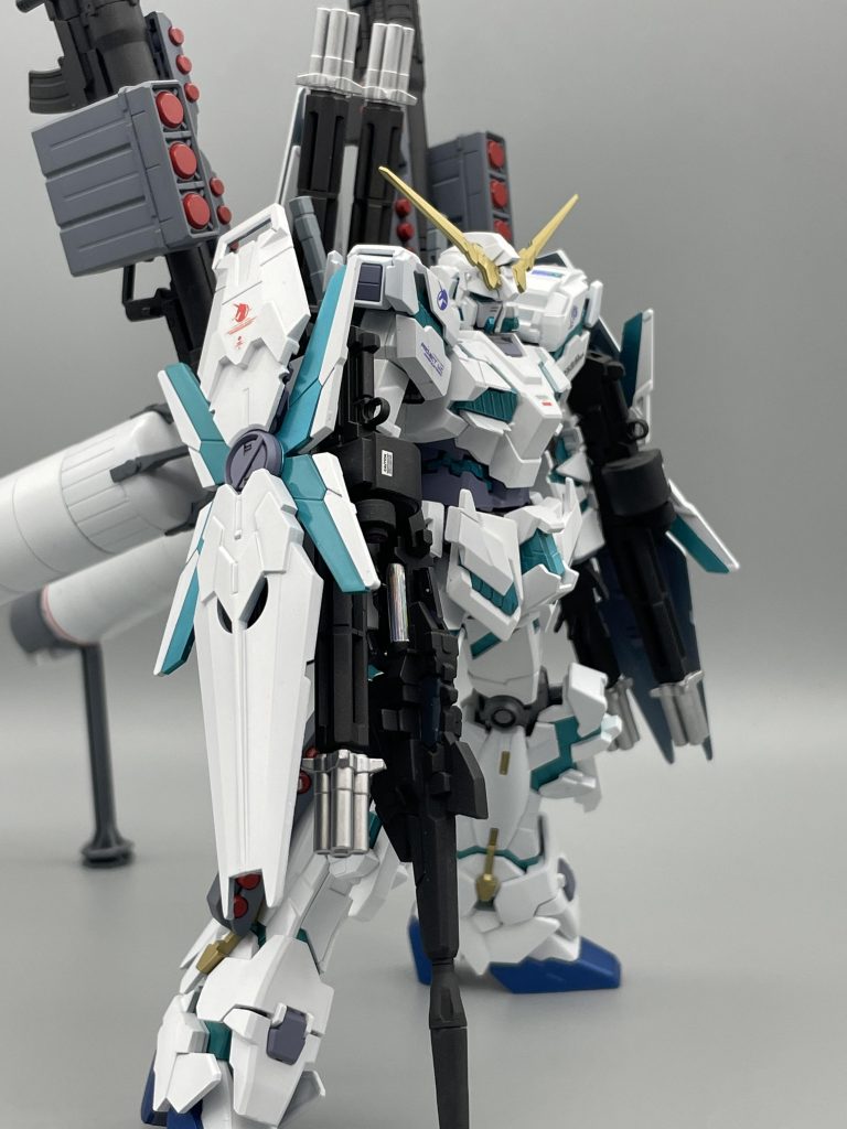 バンシィは派手目のデカールですが、こちらは控えめにしてます😄