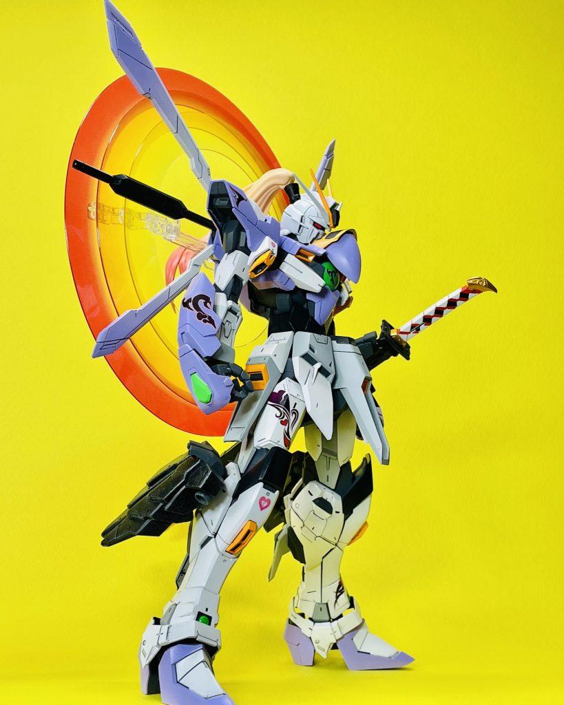 ゴッドのビルド系アレンジです。格闘特化のゴッドに対する剣術特化の本機。操るのは、カミキくんと同じ高校の剣道部JKという設定です。そのため、デカールや配色は、女性機体らしさをイメージしました。