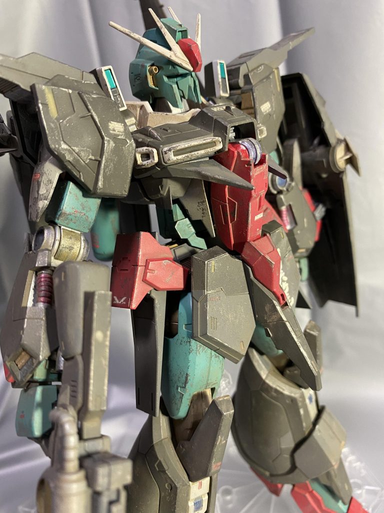 バストアップ。今までのMGやREでは成形色汚しで楽しんでいましたが、今回はランナーのままスプレー塗装して徐々にマスキング塗装等などして行きました。