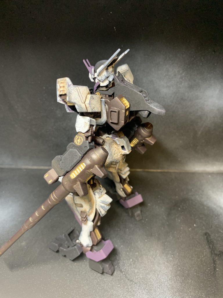 主に使った塗料は紫の所とフレームはアクリジョン、白と黒はアクリルガッシュ、金の部分塗装は4アーティストマーカーのゴールドを使って筆塗りしつや消しを吹きました。