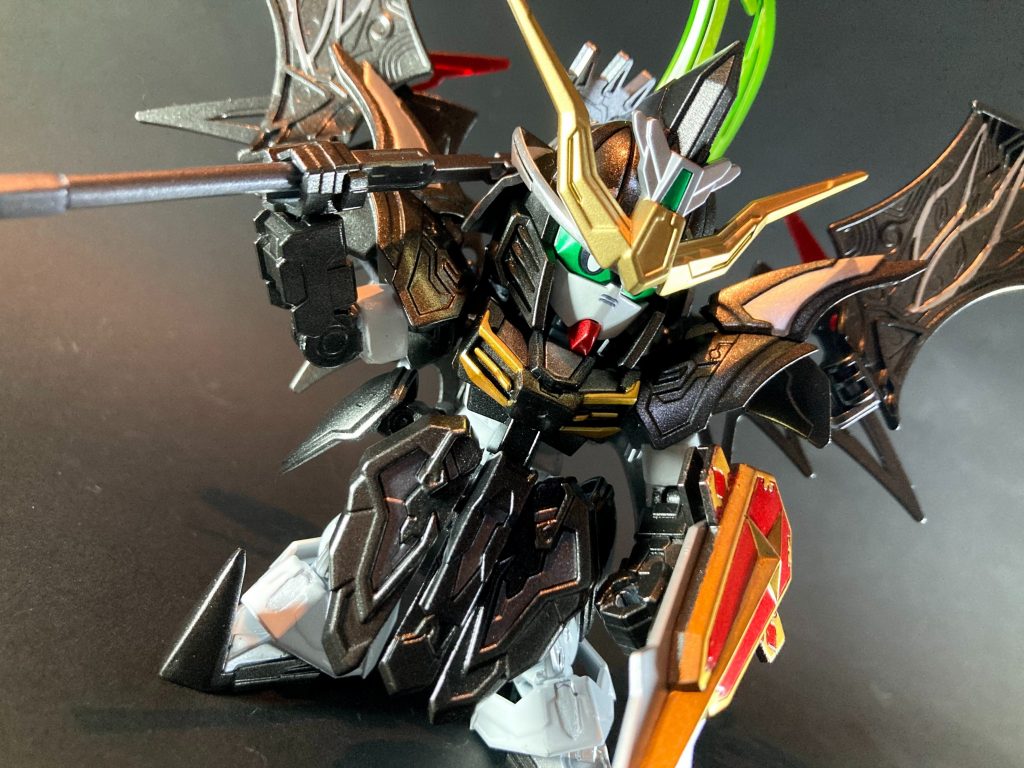余談ですが前回、ヒーローズ曹操ウイングガンダムの白マント形態を『新機動戦記ガンダムW Frozen Teardrop』に登場する白雪姫(スノーホワイト)にあやかって「曹操ウイングガンダム 白雪姫」と設定させて頂きましたが、同作品で二代目デュオ・マックスウェルが搭乗するビームサイズ二刀流の詳細不明のMSが魔法使い(ワーロック)という機体で、今回メインパーツを流用させて頂いたウォーロックとのモチーフの関連が想起されました。