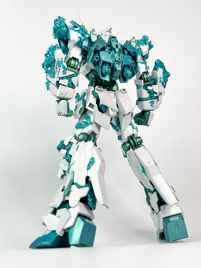 結晶化したサイコフレームが飛び出してる感が欲しかったので所々装甲を細かくして結晶に貼り付けてあります😊