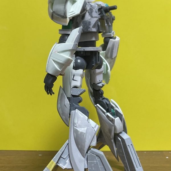 1/144 ターンX改造の進捗。ひっつき虫での仮止めですが、四肢が揃いました。バランスはひとまずこれくらいでいいかなと。まだまだやることは山積みです。（3枚目）