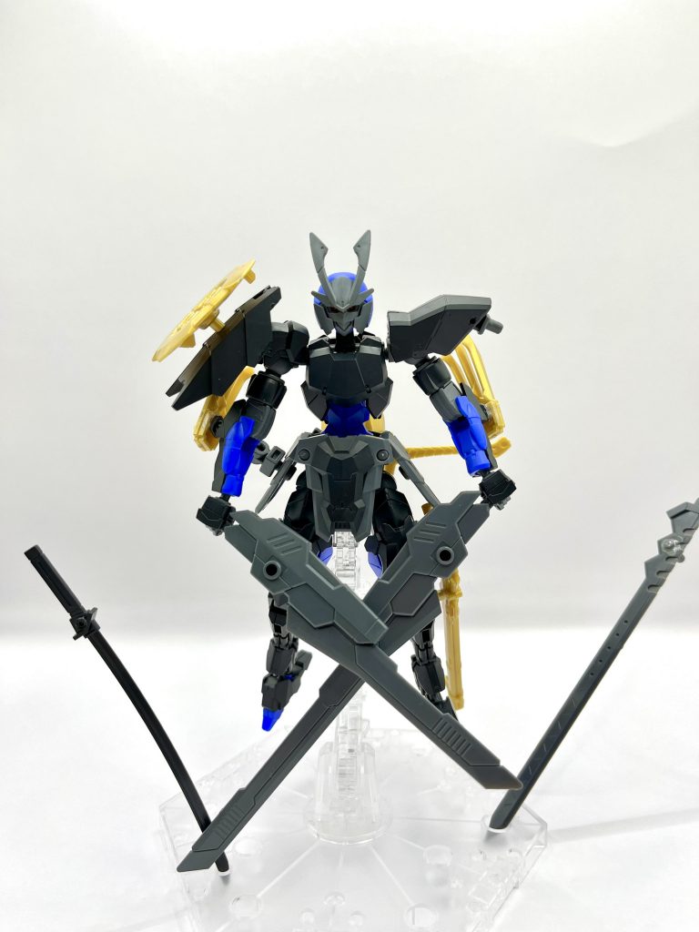 双剣抜刀状態。･小剣 -釈迦- (右手装備)･長剣 -閻魔- (左手装備)納刀時は左肩。