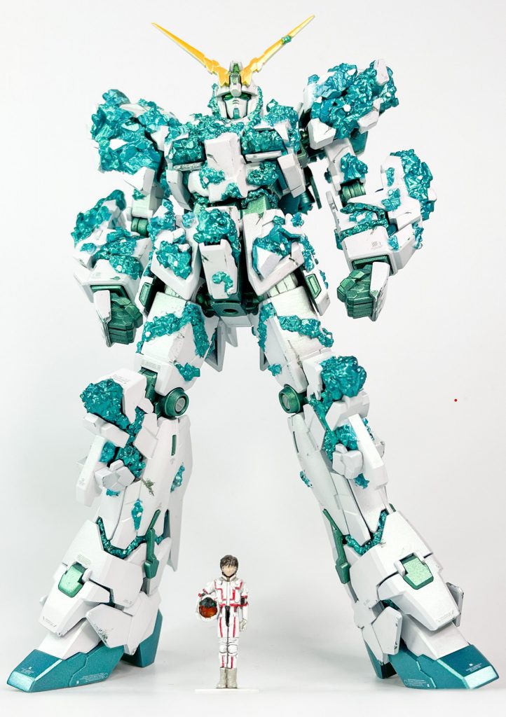 結晶体は100均で売っているミョウバン結晶を少し砕いたものなどを地道に瞬間接着剤で張り付けました。