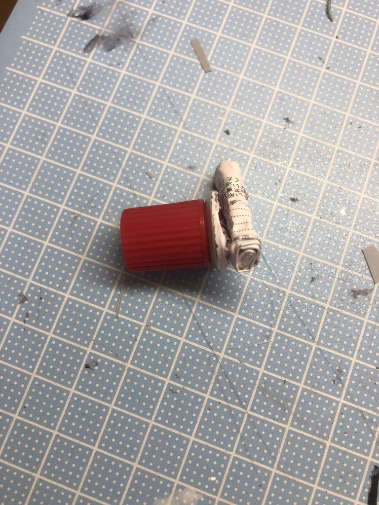 腰の弾倉は塗り薬の蓋です