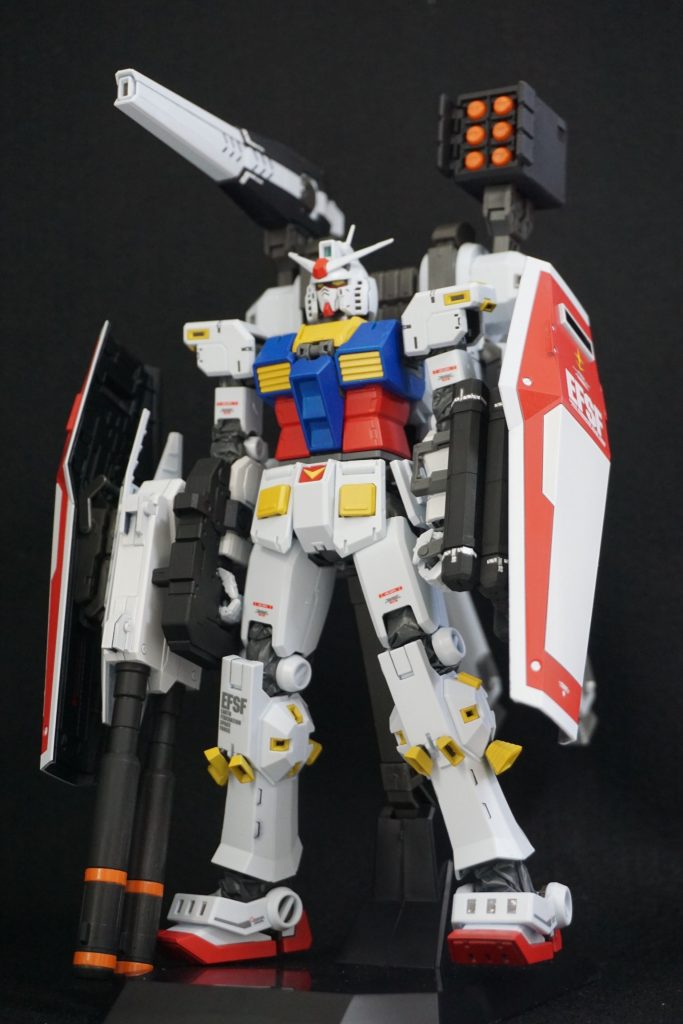 アーマー類は装着させず、武器類のみ装着させた状態です。MG版はこの形態にできるのが面白いですね。