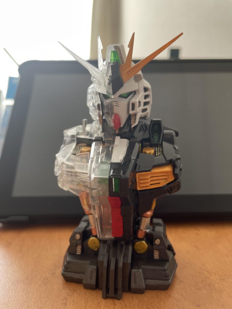 外装も半分塗装しました。基本ラッカーの筆塗りで塗装してありますが、ホワイト部分のみ、ラッカーの上からシタデルのホワイトを重ねて隠蔽力を上げてあります。