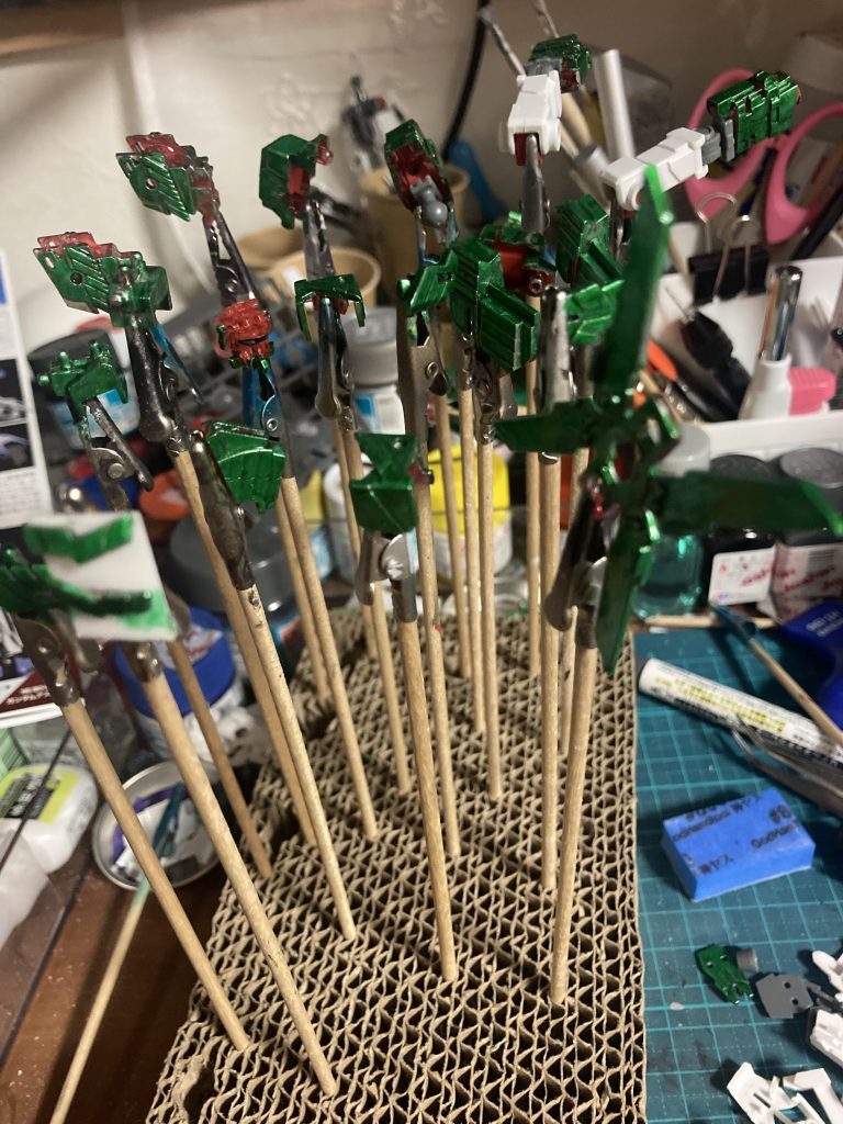 下地から更に4、5回ほど塗り重ねてやっとサイコフレーム塗装が終わりました😅この後、光沢でトップ吹きました。