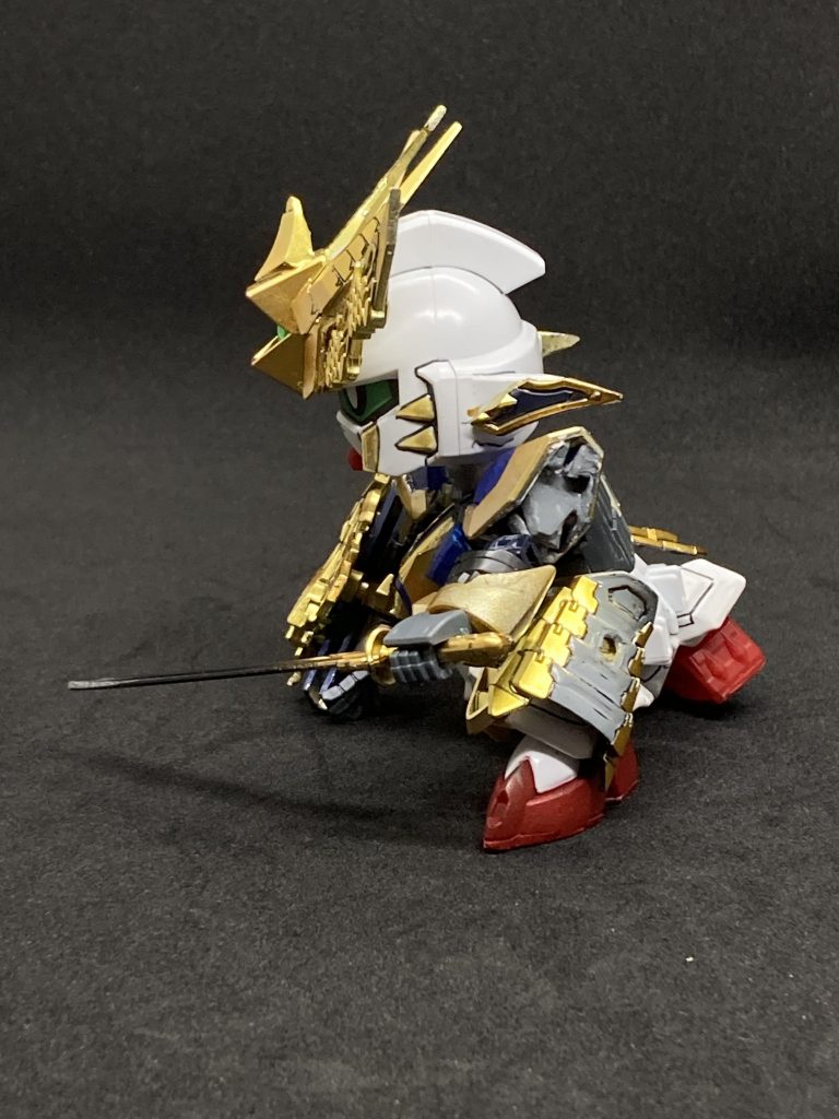 SDにはあまり見栄えとならない立ち膝ですが股関節や足関節の可動を魅せるためには膝はなくてはならないので(これも人体構造的に)わからなくてもつくるように心がけています次回はのこりの4体つくって合体が見せればと思いますがいつになるかは知らないですw