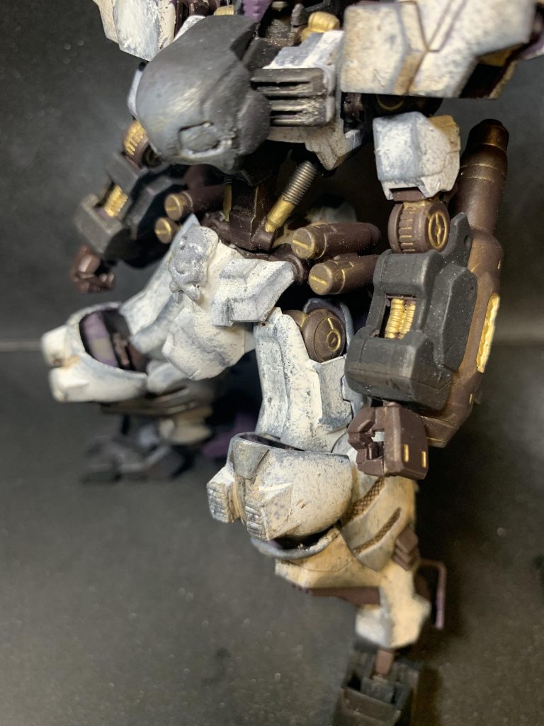 改造箇所は胴体とフロントスカートの部分にクロスボーンガンダムフルクロスのドクロパーツをつけ、腰をプラ板で延長しwaveのスプリングパーツをつけました。