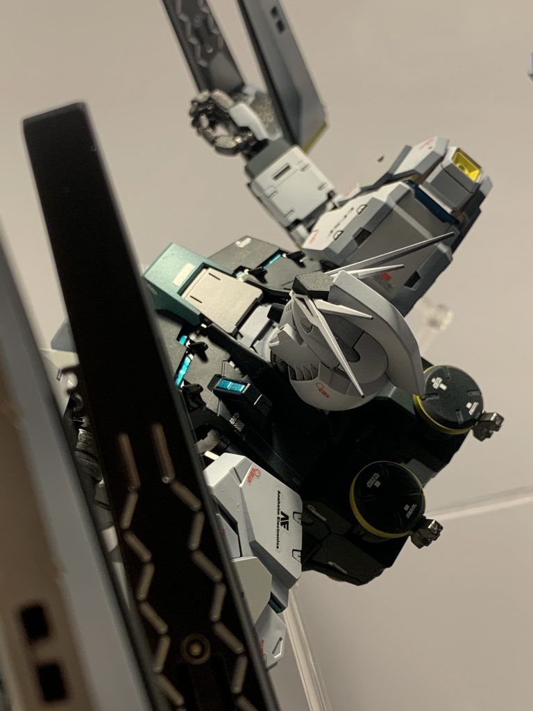 フィンファンネル展開上から。フィンファンネルは全て塗り分けしたのですが写真だとあまり目立たない…