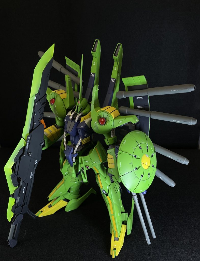 黄色のラインは塗装。マスキングするわけですよ、、きっちり はっきり させたいから ラインに沿って、筋彫りするわけですよ、、爪先とか ほら、小さいからエグいんですよ、、