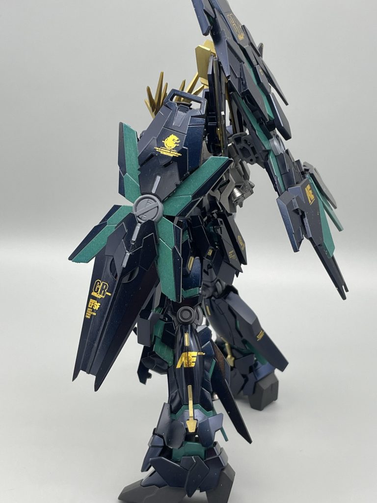 デカールは派手にゴールドで👌VN装備したままシールドポン付け出来るかと思ってたら全然つかなかったので、干渉部分を削ってつけました😅