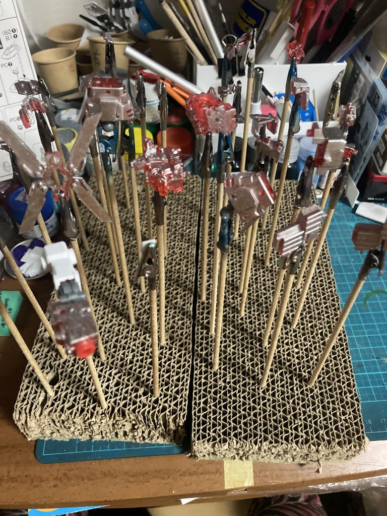 サイコフレームを緑にする為にまずはシルバーで下地作り。4、5回は塗り重ねたと思います😅