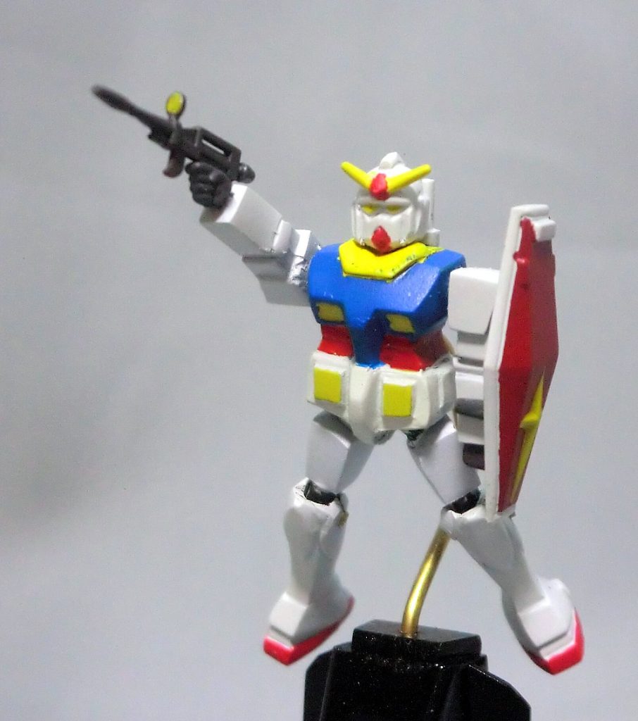 アッザムがあんな色なので、ガンダムは設定がはっきりと行き渡ってないときの黄色にしました