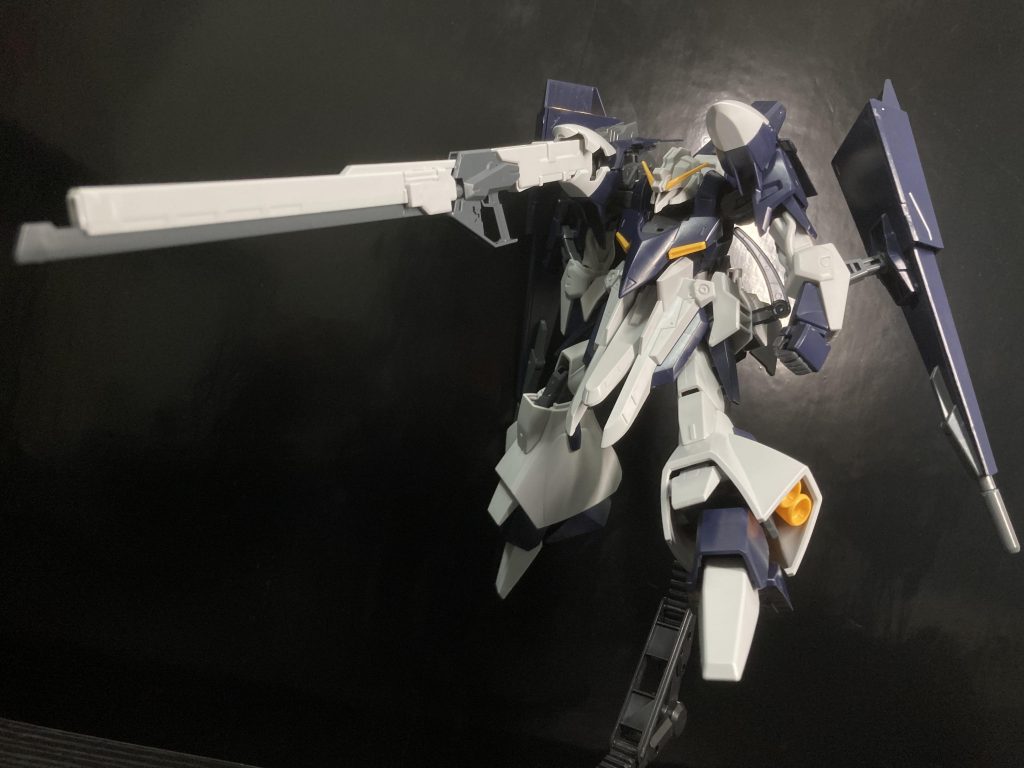 ロングブレードライフルは肩部にも取り付け可能でかっこよく飾れます！腕の稼働範囲が狭く手に持たせることは出来なかったです…