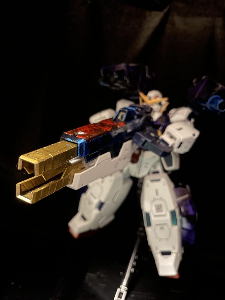 GNバズーカのイエロー部分だけゴールドに。GNフィールドは成形色ママ。