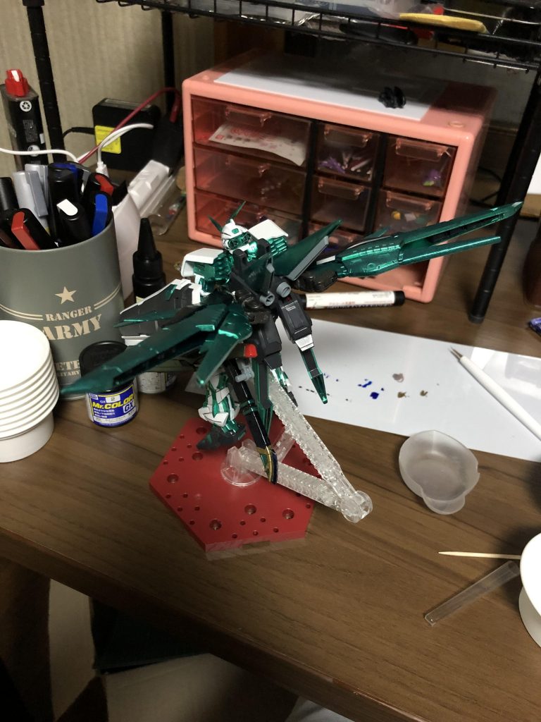 カテゴリーはHGとなっていますが翼の部分のみRGデスティニーガンダムの一部を使用してます