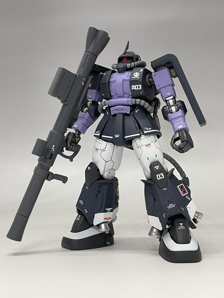 ガイア機は、文献によってはブレードアンテナが付いているものもあるため、ブレードアンテナ有りの頭部も製作しました。しかし、黒い三連星は、あくまで現場の叩き上げであり、シャアに対抗意識は燃やしているものの、出世を目指していないので、指揮官機がガイアに支給されているとは考えづらいですね。なので、やはりツノなしが正式なタイプなのでしょうね。