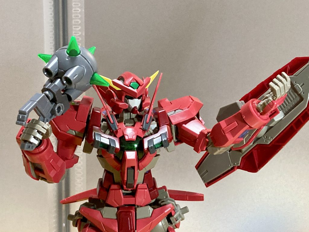 エクシアと似た機体でありながら、豊富な火器やハンマーなど、エクシアと戦闘スタイルが大きく異なるのが面白い。