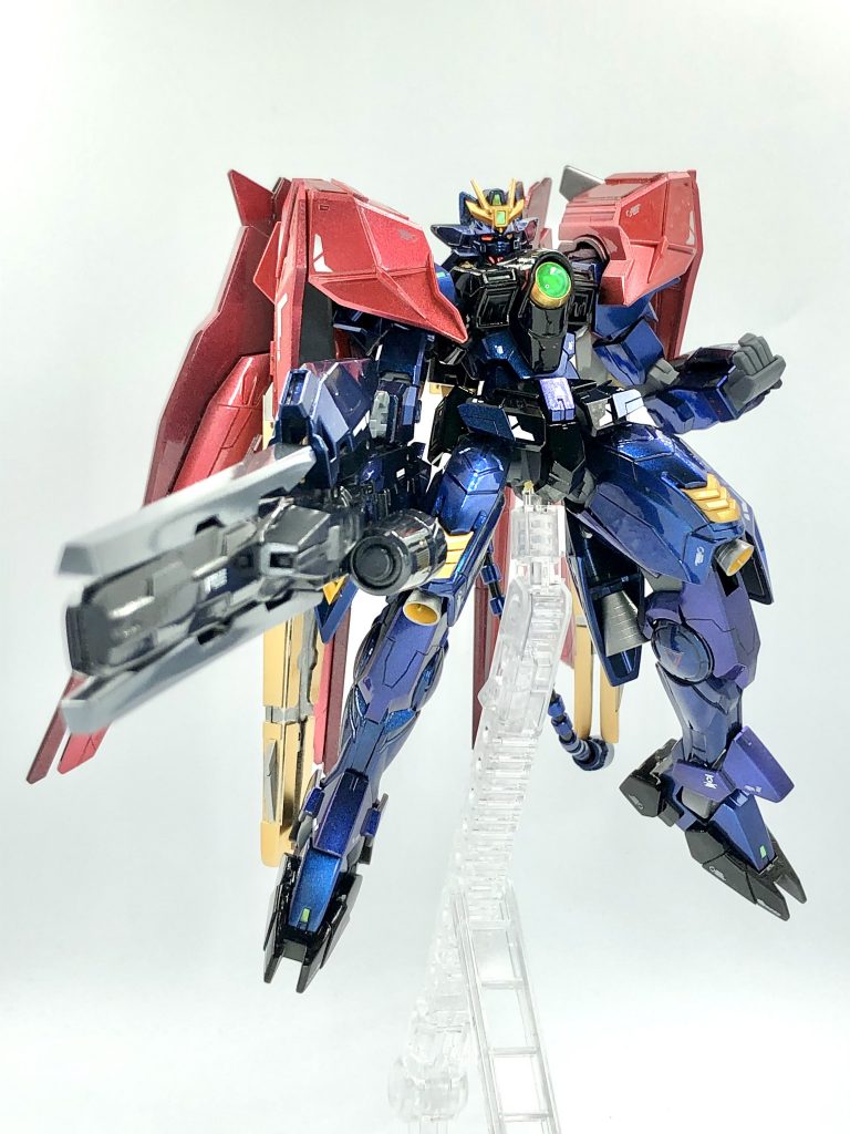 砲身を後方にスライドすることでバスターモードに変形。砲口が大きく露出し、極太ビームを発射できるようになります。脳内イメージはヴァーチェのバズーカ。ライフルの側面にはウイングガンダムのバスターライフル風にエネルギーパックを装着して「バスター感」出してみました。