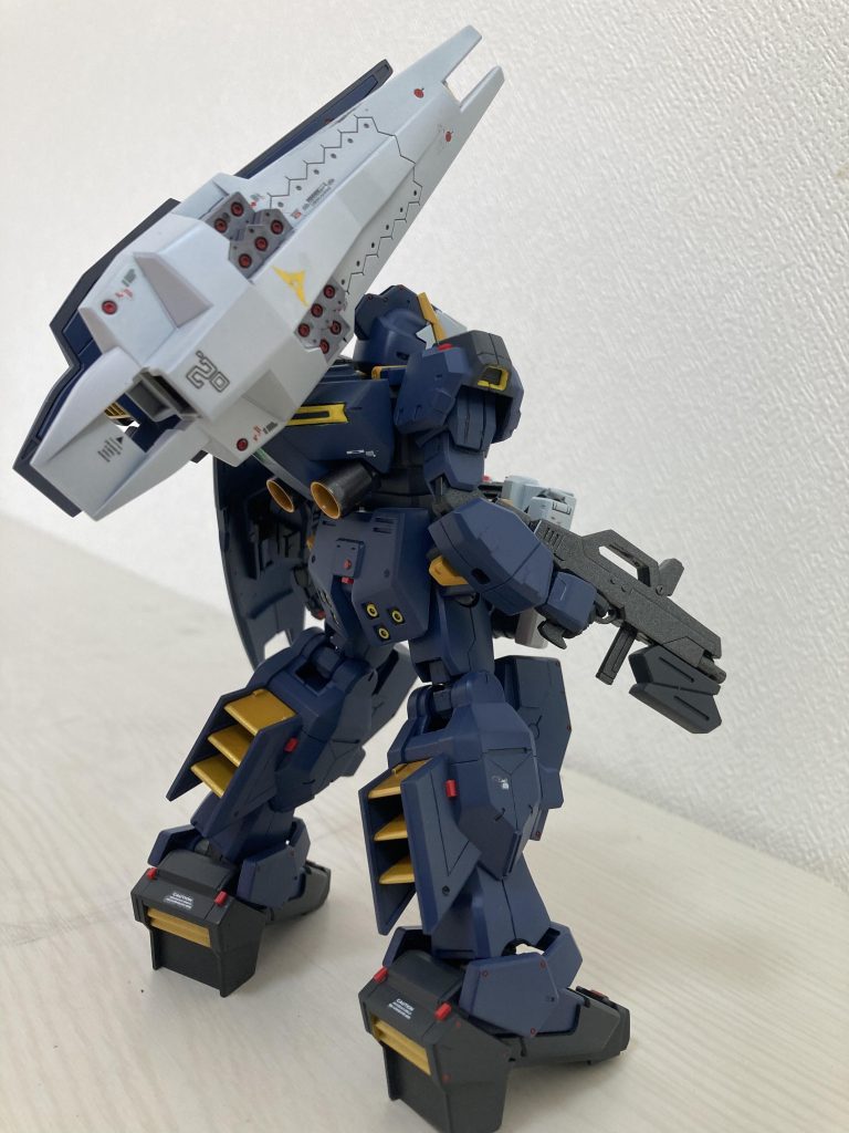 バックショットです。脹脛、踵部分の放熱フィン（？）もゴールドで光沢仕上げです。メインスラスターもガンメタで外側だけ光沢仕上げにしました。何気にシールドブースターの排気口も同様にゴールドで光沢仕上げにしましたが、写ってねぇな‥‥お尻の部分にある小型スラスタ（？）と背部排気口は筆塗りしました。筆塗り苦手なんで練習中です。どうしてもムラになる‥‥