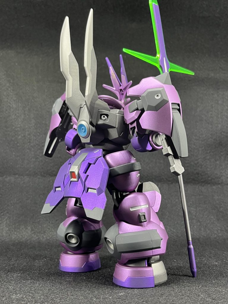 立ち画後ろから使用色は、メインカラー・GXメタルパープル、バイオレットフレーム・サフエヴォ ガンメタルシルバー部・スーパーアイアン2・エナメル クロームシルバー・グレー部メカサフ スーパーヘヴィ腹、背部バーニア・混色したブルーグリーン(蛍光グリーン入り)センサー等・蛍光グリーン他差し色・エナメル レッド、ガンメタル、ブラック全体につや消しコーティングです。