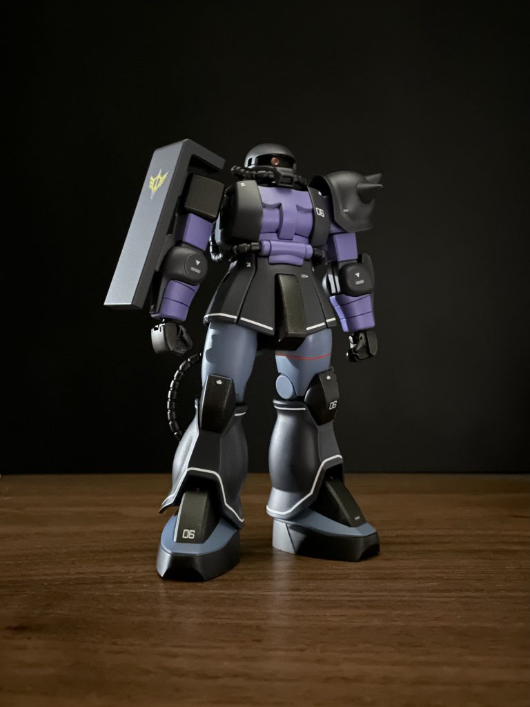 06RやMG、オリジンザクを参考にマーキングを入れました。水転写式デカールの「06」の手持ちが少なかったので、HGUCの06Rのテトロンシールの余白をなるべくカットして貼り付けました。ラインマーキングはオリジンザクのデカールを流用して貼りました。