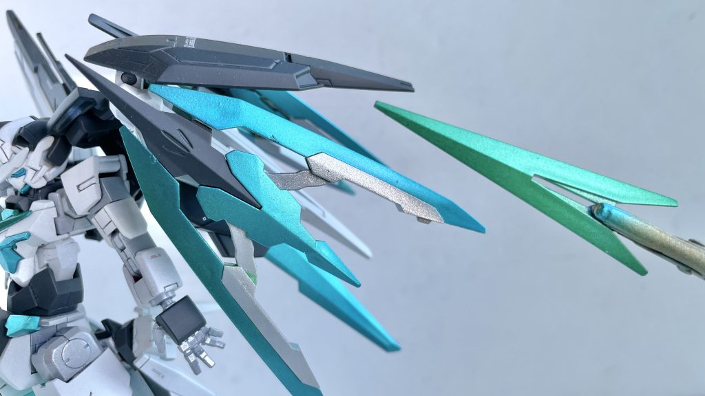 この緑色は結構気に入ってます(左)ガンダムマーカーメタグリーンの上にコスモメタブルーを吹いたり手間がかかったけど…