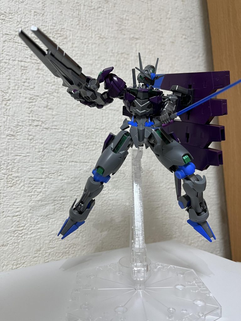 左腕はエクシアリペアⅣ(グラハムガンダム)を意識して関節部と同じライトガンメタで塗装してみました。方のアーマーも左は外して、非対称とビットが当たらないように工夫。