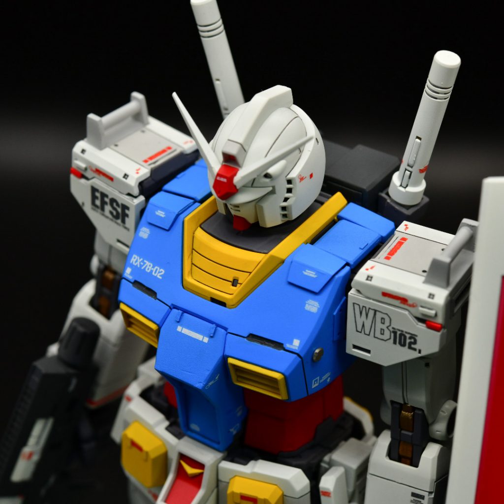 胸のディテールと装甲も中期型に合わせて改修。両肩のアンカーはプラ板とプラ棒で自作しました。