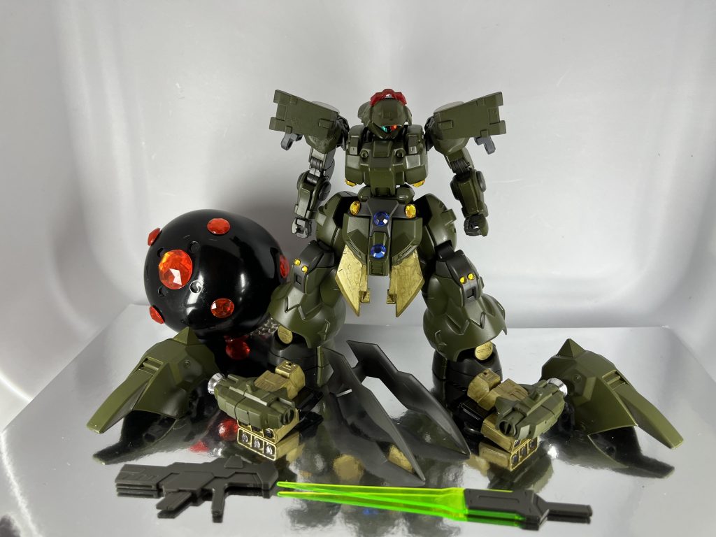 サフホワイト⇨オリーブドラブで塗装、ゴールドはマーカーを使用肩のエンジンやサイドアーマーの追加部分は30mmやシュバルツリッターの余りパーツなど繋いでそれっぽくしました。手軽に取り外しをしたかったのでネオジム磁石を初使用