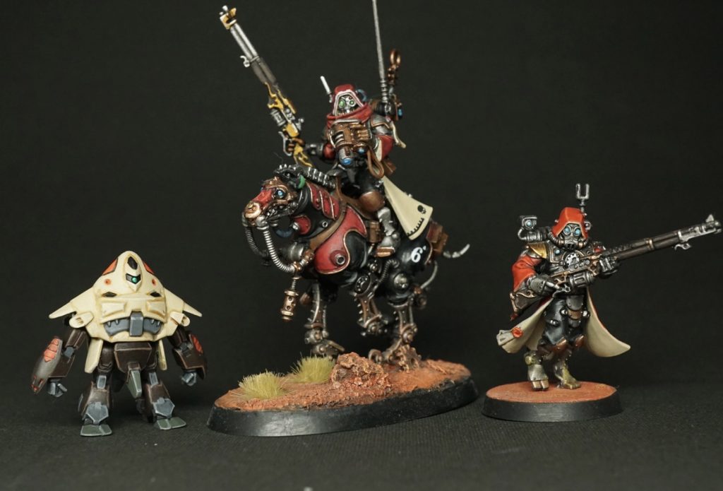 過去に塗装したウォーハンマーのミニチュアと比較。このミニチュアもプラスチックキットです。バンダイの技術にも毎度驚かされますが、海外製もなかなか侮れません。