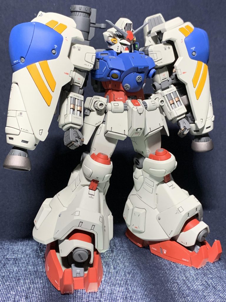 二の腕で1ミリ、前腕を3ミリ延長と、腰部を2ミリ延長しました。これで寸詰り感が緩和したしたと思います。腰部フロントアーマーも型抜きの都合なのか不自然な形になっていたので形状修正してます。スジボリは派手になりすぎないよう地味に入れてます。