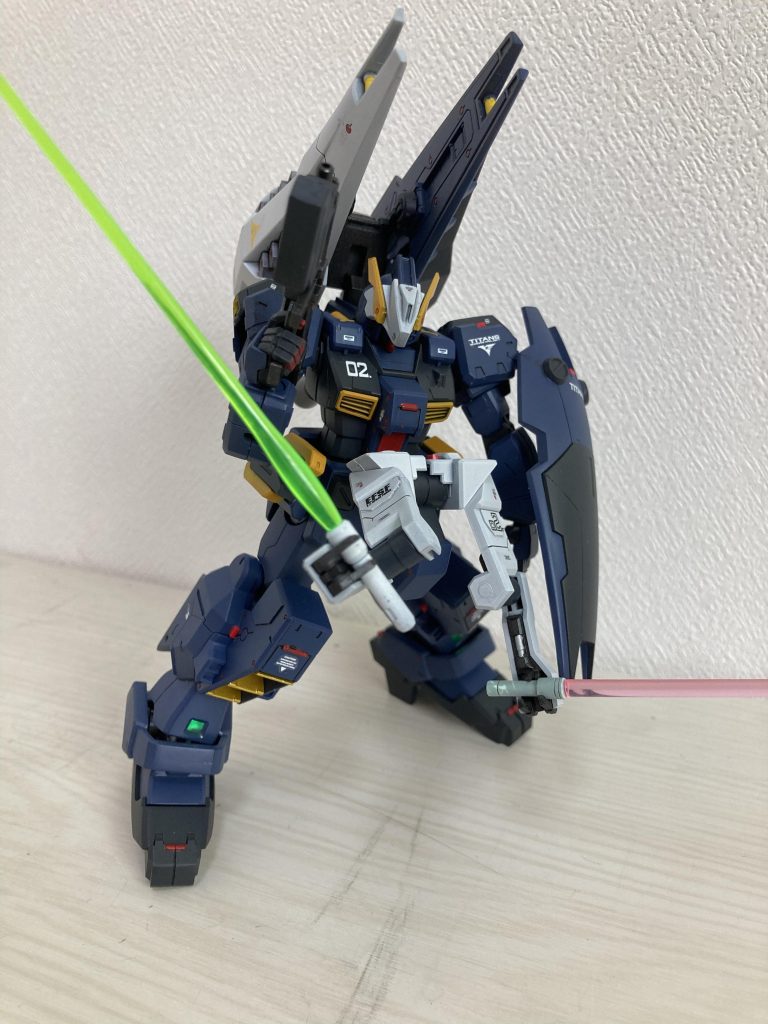 隠し腕展開。他のMS用サーベル引っ張り出して使用しました。机の上が汚くて轍みたいになった（笑）