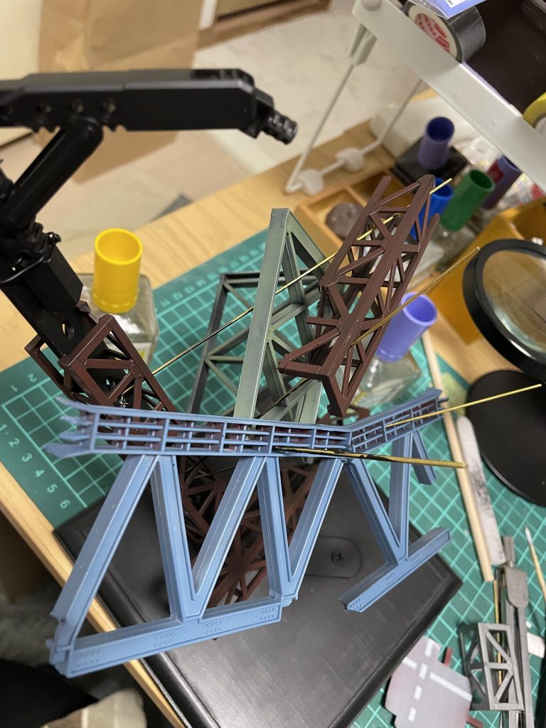 瓦礫は真鍮線接続で立体的に配置しました