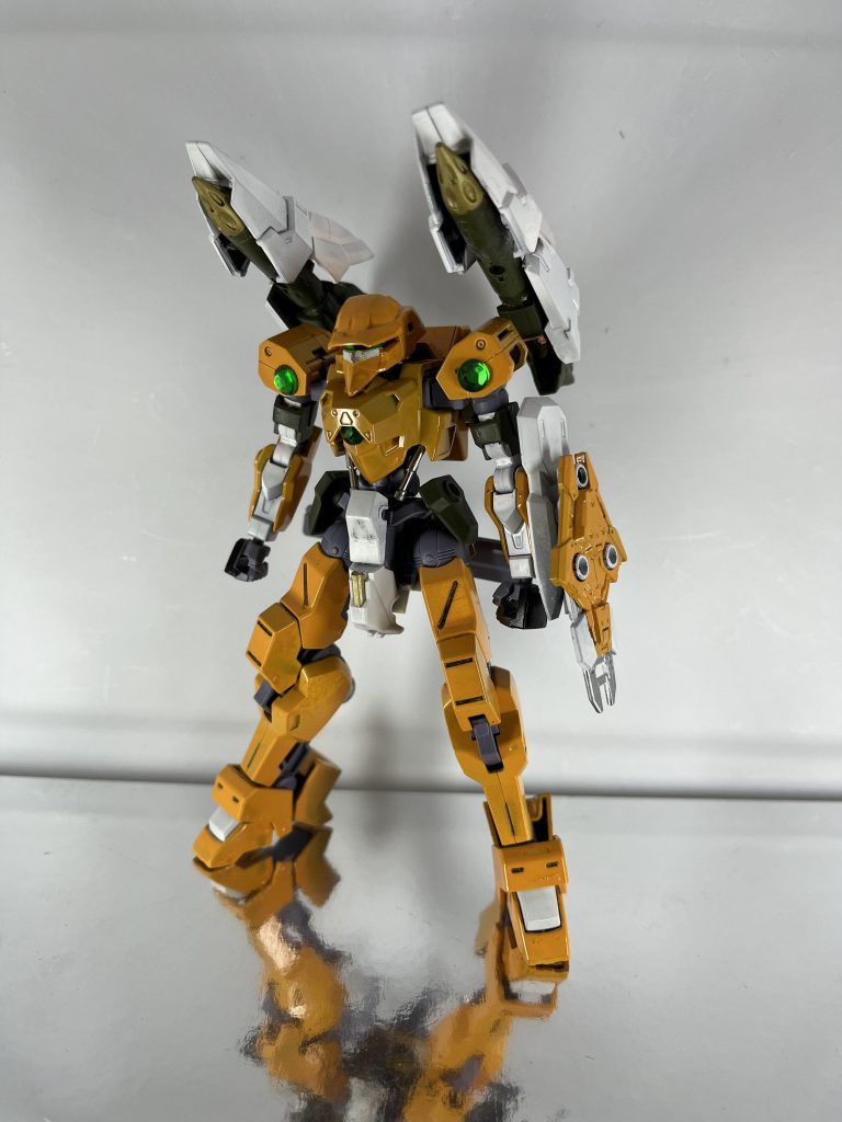 今回は積みプラだった鉄血HG獅電をスーパーロボット大戦(スパロボ)や魔装機神シリーズに出てくるザムジード風にしてみました。ぶっちゃけ想定よりだいぶ省略あり…①足の大型化→変更予定のパーツ口径が合わず。接着多用でやれなくもないが、動きが大きく制限。キットのままいくことに(細いw②肩リニアレールガンの再現→一応パーツは作ったのですが、リニア周りとそれを覆う装甲で肩が大型化。背部ユニットにも大きく干渉するためオミットなんか再現度がお粗末で出すのやめようかと思ったのですが、作った思い出に(´・ω・)