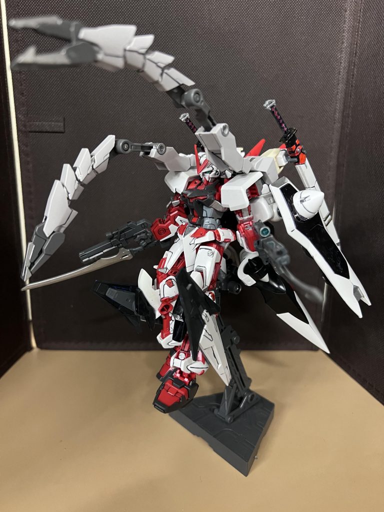 一応近接特化に加えて超高機動の設定。基本近づいてぶった斬るか、差し貫くか、掴んで潰すかの戦法になります。