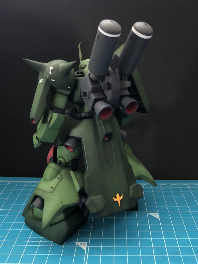 手を加えた場所は次の通りです。・中央にあったバイザーの支柱を奥に移動・左手をビルドハンズに変更・ビルドハンズのジョイントを隠すために、袖口をプラ棒で延長・各部の合わせ目消し・モノアイをHアイズに変更・バルカンをくり抜いてハイキューパーツさんのEZガンマズルに変更